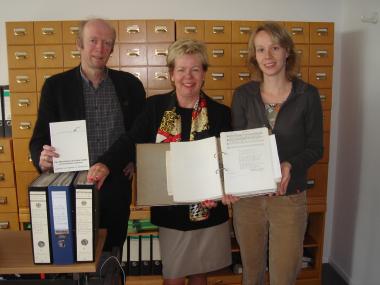 Prof. Dr. Ruth-E. Mohrmann (Mitte) und Anne Wolf (r.) freuen sich über die umfangreiche Liedersammlung von Manfred Kehr (l.), die im Westfälischen Ton- und Volksliedarchiv ihren neuen Platz findet.          Foto: LWL
