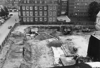 Beim Neubau des im Krieg zerstörten Postgebäudes 1954 konnten die Archäologen die Profile der Baugrube dokumentieren. Foto: LWL