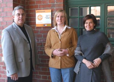 Rainer Klenner vom NRW Bauministerium, Museumsleiterin Dr. Ulrike Gilhaus und Prof. Dr. Ute Dallmeier, Geschäftsführerin NRW-Tourismus e.V., vor der neuen ERIH-Plakette auf Zollern.  <br>Foto: LWL/Hudemann<br />