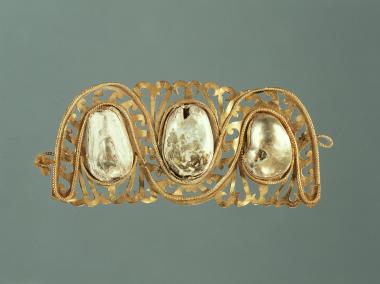Goldenes Diadem mit drei großen Perlen, das als Haarschmuck getragen wurde, Pompeji.<br>Fotografie: Soprintendenza Archeologica di Pompei<br />