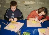 Kinder stellen mittelalterliche Ofenkacheln her.<br>Foto: LWL<br />