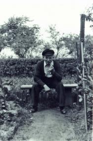 Der Textiler Josef Üffing in seinem Garten, 1955. <br>Foto: Privatbesitz<br />