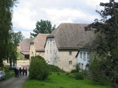 Das Ackerhaus (2. v.r.) ist das erste Gebäude der Klosteranlage Marienmünster, das von der Derenthalschen Stiftung für die neue Nutzung vorbildlich saniert und  für kulturelle Veranstaltungen hergerichtet worden ist.<br>Foto: LWL<br />