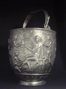 Silberner Eimer (situla) mit Relief. Eine unbekleidete Frau wird von zwei Sklavinnen gewaschen und gekämmt. Eine weitere Sklavin reicht ihr ein Parfümfläschchen, Vesuvgebiet. Fotograf: Luciano Pedicini, Archivio dell'Arte, Neapel