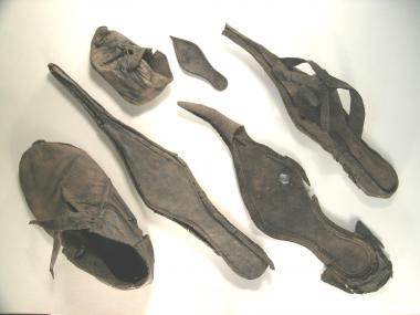 Schuhwerk vom Kötterhagen. Vom Kinderschuh zum modischen Schnabelschuh. Foto: LWL/Gaertner-Krohn