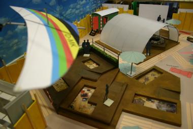 Blick in das Modell der Ausstellung mit den großen Ausgrabungsflächen im und vor dem Grabungszelt. <br>Foto: LWL/Kalus.<br />