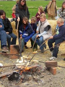 Am Lagerfeuer können die Besucher beim Kartoffelfest Stockbrot backen.<br>Foto: LWL<br />