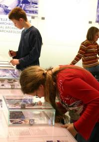 Im Forscherlabor des LWL-Museums für Archäologie erforschen die jungen Besucher den Fall Warburg. <br>Foto: LWL<br />