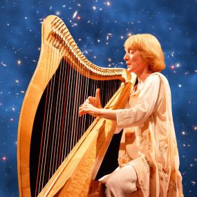 Harfenmusik und Poesie unter dem Sternenhimmel bietet Harfenistin Christine Högl am 21. Oktober im LWL-Planetarium Münster. Foto: Högl