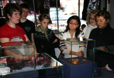 Jugendliche bewundern den Schmuck reicher Römerinnen. Foto: LWL