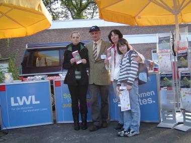 Celine Epps, Gewinnerin des 1.Preises, Friedrich Klanke, Renate Frenzel mit Tochter, Gewinnerin des 2. Preises (v.li.).<br>Foto: LWL<br />