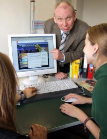 Dr. Alfred Hendricks (M.), erläutert einem Testteam den Aufbau der neugestalteten Internetseiten des LWL-Museums für Naturkunde. <br>Foto: LWL<br />