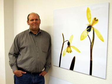 Dipl.-Designer Mario Moths präsentiert seine andere Sicht auf ein Herbarium im LWL-Museum für Naturkunde. Foto: LWL.