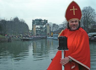 ¿Nikolaus¿ Horst Borrieß, evangelischer Schifferpastor, unternimmt Schiffstouren mit Kindern beim LWL-Industriemuseum Schiffshebewerk Henrichenburg. <br>Foto: LWL<br />