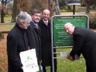 Eberhard Eickoff, Leiter des LWL-Amtes für Landschafts- und Baukultur in Westfalen (v. l.), Landrat Friedel Heuwinkel, Det-molds Bürgermeister Rainer Heller und Heinrich Micus, Leiter Bau- und Liegenschaftsbetrieb NRW in Detmold beim Anbringen der EGHN-Plakette. <br>Foto: LWL<br />
