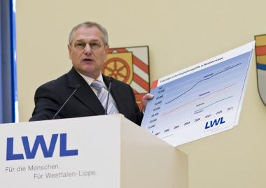LWL-Direktor Dr. Wolfgang Kirsch veranschaulicht steigende Fallzahlen bei der Eingliederungshilfe für behinderte Menschen.<br>Foto: LWL/Arendt<br />