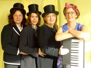 ¿Ohrenschmausen¿ das sind: Brigitte Sowada (v.l), Christina Köhn-Reimann und Martina Jägel, verstärkt durch die Putzfrau Isolde Schabratzki (Mechthild Ludwig). 	   Foto: LWL