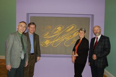 Dr. Erich Franz (Kurator am Landesmuseum), Dr. Hermann Arnhold (Direktor), Magdalena Gerg (Textilrestauratorin, Münchner Stadtmuseum), Heinz Kalab (PSD Bank Westfalen-Lippe) (v. r.) vor dem "Peitschenhieb" von Hermann Obrist.<br>Foto: LWL<br />
