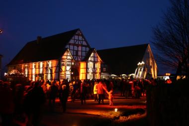 Während des Museumsadvents wird das Paderborner Dorf stimmungsvoll beleuchtet. 	<br>Foto: LWL<br />