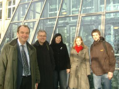 Dr. Josef Lessmann (l.), Prof. Dr. Werner Kersting (2. v.l.) und Studierende beim Rundgang über das Klinikgelände. Foto: LWL