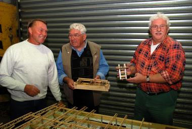 Peter Jedrkowiak, Kurt Schneider und Herbert Halfter (v.l.) haben sichtlich Spaß beim Modellbau. Foto: LWL/Andres
