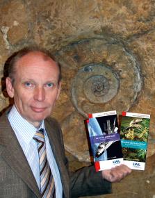 Museumsdirektor Dr. Alfred Hendricks präsentiert das neu erschienene Halbjahresprogramm des LWL-Museums für Naturkunde. Foto: LWL