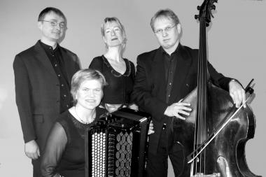 Das Quartett ¿Tangolé mit (v.l.) Thomas Schäfer, Ruthilde Holzenkamp, Karin Zimny  und Norbert Hotz  spielt feurigen Tango im Schiffshebewerk. Foto: Tangolé