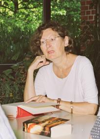 Eva Maaser liest erstmals aus ihrem neuen Buch im Planetarium des Landschaftsverbandes Westfalen-Lippe (LWL). Foto: LWL/Thomas. 