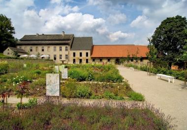 Der Südflügel des Klosters Dalheim (r.) soll im 2. Bauabschnitt an das Niveau des ¿ bereits im 1. Bauabschnitt wieder hergestellten ¿ mittleren Gebäudeteils angepasst werden. Gleiches ist auch für den sich anschließenden Ostflügel geplant. Insgesamt sollen über 2.000 Quadratmeter neue Ausstellungsfläche entstehen. Die Obergeschosse der Gebäudeflügel waren nach einem Brand im Jahr 1838 abgebrochen worden. Im Vordergrund ist der 2006 rekonstruierte barocke Konventgarten zu sehen.