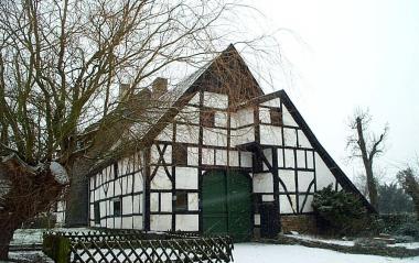 Das Bauernhaus aus dem Jahr 1705 vor der Sanierung. Der Wirtschaftsgiebel von 1721/22 wird zum Teil vom Anbau der Zeit um 1800 verdeckt. Foto: Architekt