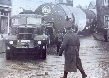 Die Fotos von Dieter Ehrenhauser zeigen, wie die großen Werkstücke von Werkstatt zu Werkstatt und zum Kunden transportiert wurden. Foto: Ehrenhauser