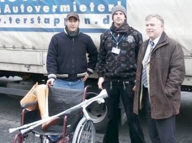 Dr. Jürgen Schwittai (r.)übergab die Hilfsmittel, die in Deutschland nicht mehr eingesetzt werden können an das Friedensdorf in Oberhausen für die humanitäre Hilfe in Krisengebieten. <br>Foto: LWL<br />