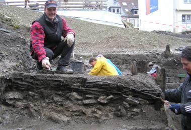 Die Grabungsmitarbeiter Hans-Dieter Tollkötter und Petra Hendrix legen einen 600 Jahre alten Zaun frei. <br>Foto: LWL/Spiong. <br />