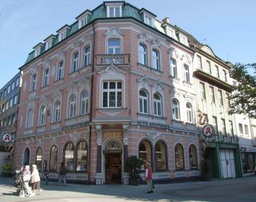 Die restaurierte Fassade mit ihrem neuen Anstrich unterstreicht die städtebauliche Wirkung der ¿Alten Apotheke¿ in Bottrop.<br>Foto: LWL<br />