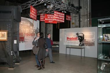 Blick in die Ausstellung, im Hintergrund original Protestplakate aus dem Kampf um die Zeche Hansa. <br>Foto: LWL/Klein<br />