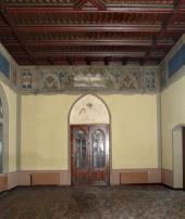 Fürstenzimmer nach Abschluss der Restaurierungsarbeiten. Über der Tür zu den Gleisen nicht ergänzte Reste des Wappens des Deutschen Kaiserreichs.   Foto: LWL/Nieland.