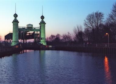 Das beleuchtete Schiffshebewerk bietet die ideale Kulisse für eine stimmungsvolle Abendführung. <br>Foto: LWL<br />