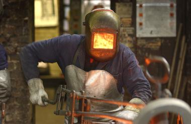 Das Feuer begegnet dem Betrachter in Volmers Bildern überall, beispielsweise als gezügelte Kraft in Schmieden. <br>Foto: Volmer<br />