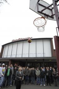 Voller Einsatz für die kulturelle Filmbildung: Mit einem Basketballwurf eröffnete Maria Seifert, Vorsitzende der LWL-Landschaftsversammlung, die Schulkinowochen NRW 2008.<br>Foto: LWL/Mahlstedt<br />
