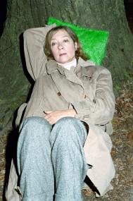 Beate Reker führt mit literarischen Texten unterhaltsam und interessant durch die Pflanzenwelten des LWL-Museums für Naturkunde. <br>Foto: LWL/Thomas.<br />