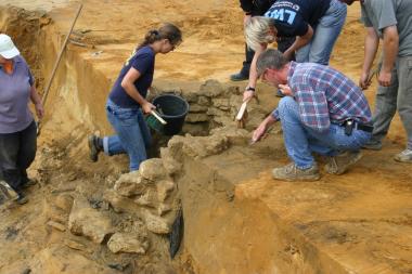 Einer der jüngsten Befunde auf der Großgrabung an der B 67n in Borken ist ein etwa 400 Jahre alter Brunnen. <br>Foto: LWL<br />