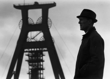 Arbeitsloser Bergmann in Gelsenkirchen vor dem Fördergerüst der Zeche Graf Bismarck, 1966. <br>Foto: Bildarchiv Preußischer Kulturbesitz, Kurt Rohwedder<br />