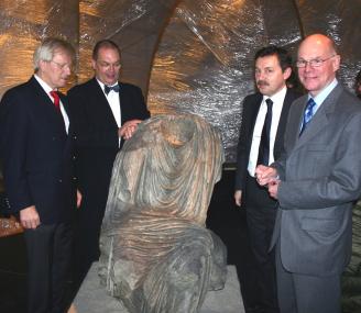 Heinrich Haasis, Präsident des Deutschen Spar-kassen- und Giroverbandes, Dr. Joachim Blüher, Direktor der Villa Massimo in Rom, Dr. Rudolf Aßkamp, Leiter des LWL-Römermuseums in Haltern, und Dr. Norbert Lammert, Präsident des Deutschen Bundestages, umrahmen den kopflosen Provinz-Statthalter. <br>Foto: LWL<br />