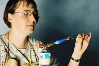 Unter Leitung von Marianne Gorissen schmelzen die Teilnehmer des Workshops Glasperlen. <br>Foto: LWL/Brentführer<br />