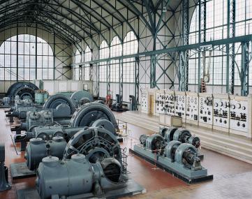 Blick in die Maschinenhalle der Zeche Zollern. Ein Bild, das vorübergehend so nicht mehr zu sehen ist. Wegen der Sanierung wurden die Maschinen vor kurzem mit schützenden Holzkästen umbaut.     Foto: LWL Holtappels