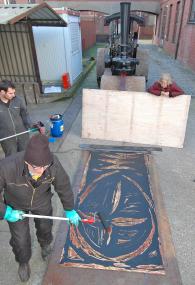 Stoffdruck mit der Dampfwalze: Mit dieser außergewöhnlichen Technik wurden im LWL-Textilmuseum in Bocholt Stoffbahnen für die Ausstellung "Werk.Stoff.Holz" mit Arbeiten des Bildhauers Karl Manfred Rennertz bedruckt. <br>Foto: LWL/Holtappels<br />