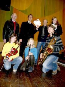 Lehrer Wolf-Dieter Schäfer (3. v. l.) und seine Schüler freuen sich über die Freikarten, die Petr Tölke (l.) und Thomas Alexander (2. v. l.) mitgebracht haben.<br>Foto: LWL<br />