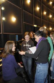 Schülerinnen interviewen Zoe Moore, Hauptdarstellerin von "Max Minsky und ich". <br>Foto: LWL<br />