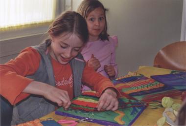 Kinder weben im LWL-Textilmuseum in Bocholt. Foto: LWL