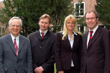 Prof. Dr. Klaus Gereon Beuckers (2. v.l.) ist neuer Direktor des LWL-Landesmuseums für Klosterkultur im Kloster Dalheim. Mit ihm freuen sich vom Vorstand der Stiftung Kloster Dalheim Prof. Dr. Horst Ziegler (l.), Dr. Barbara Rüschoff-Thale und Manfred Müller (r.). <br>Foto: LWL<br />